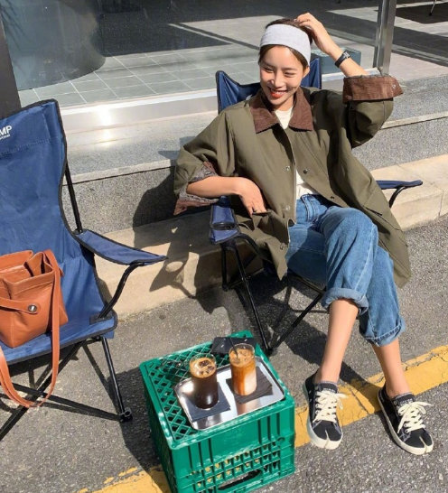 基础色彩样式的气质美女时尚穿搭图片