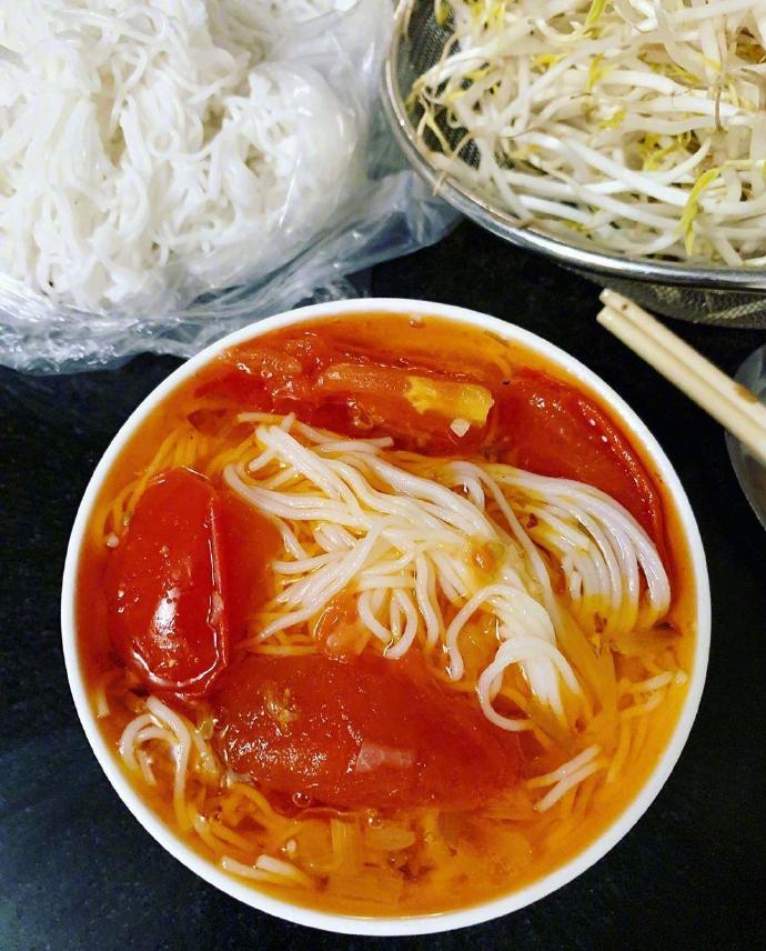 越南美食汤粉图片