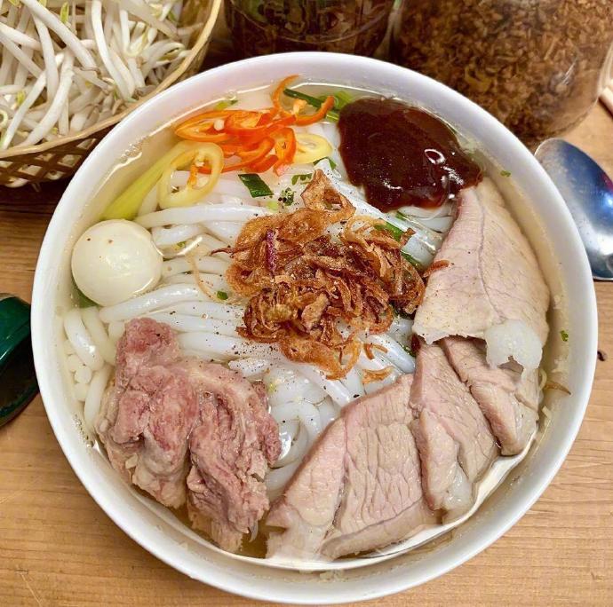 越南美食汤粉图片