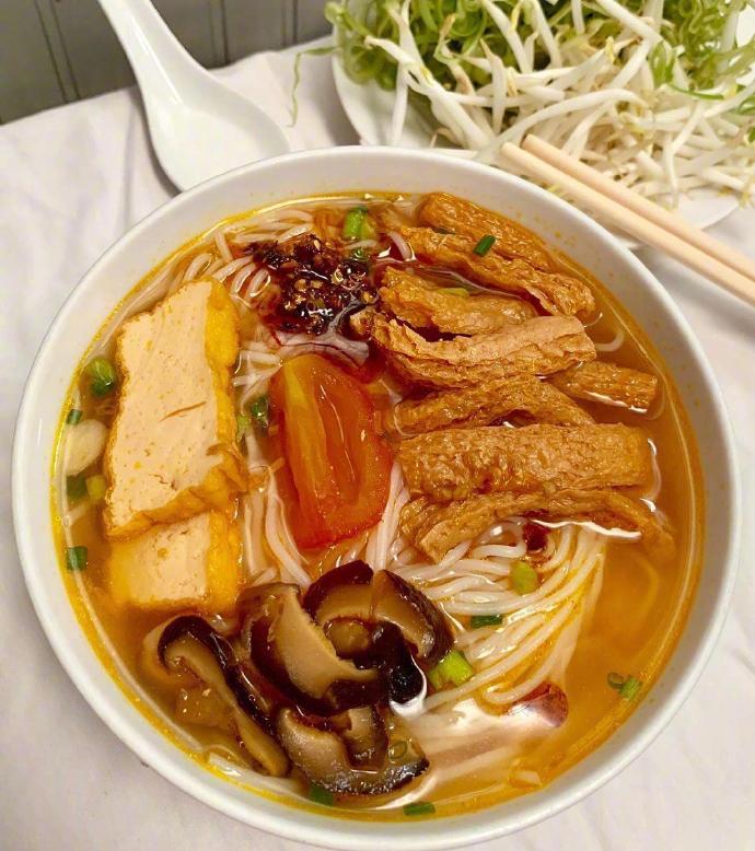 越南美食汤粉图片