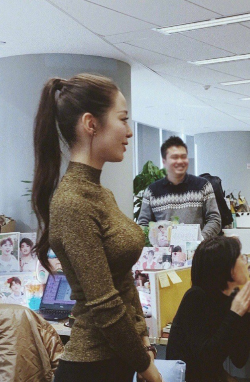 钢琴家朗朗老婆吉娜爱丽丝蚂蚁腰性感身材图片