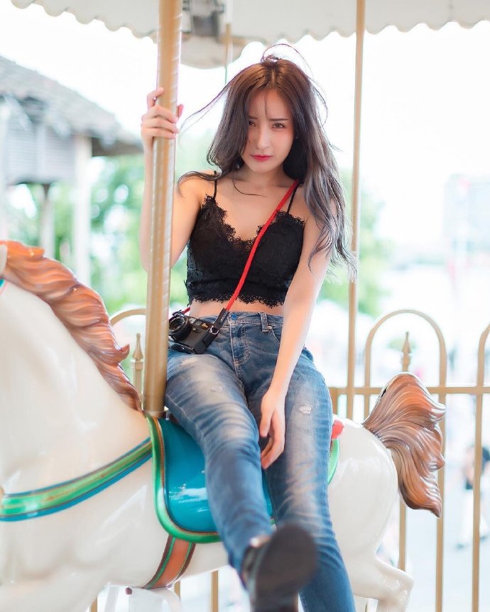 游乐场里的阳光甜美女孩图片