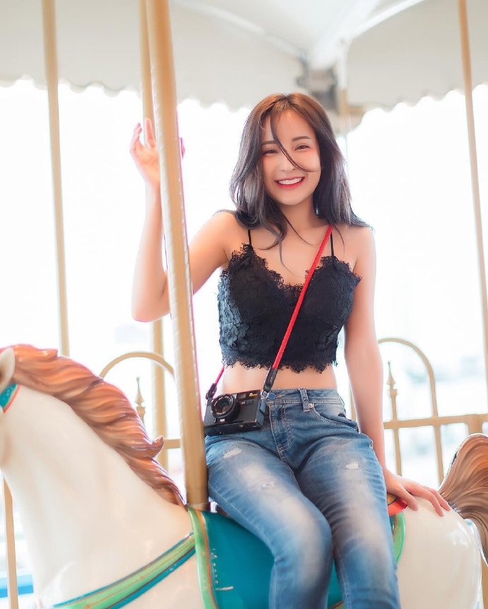 游乐场里的阳光甜美女孩图片