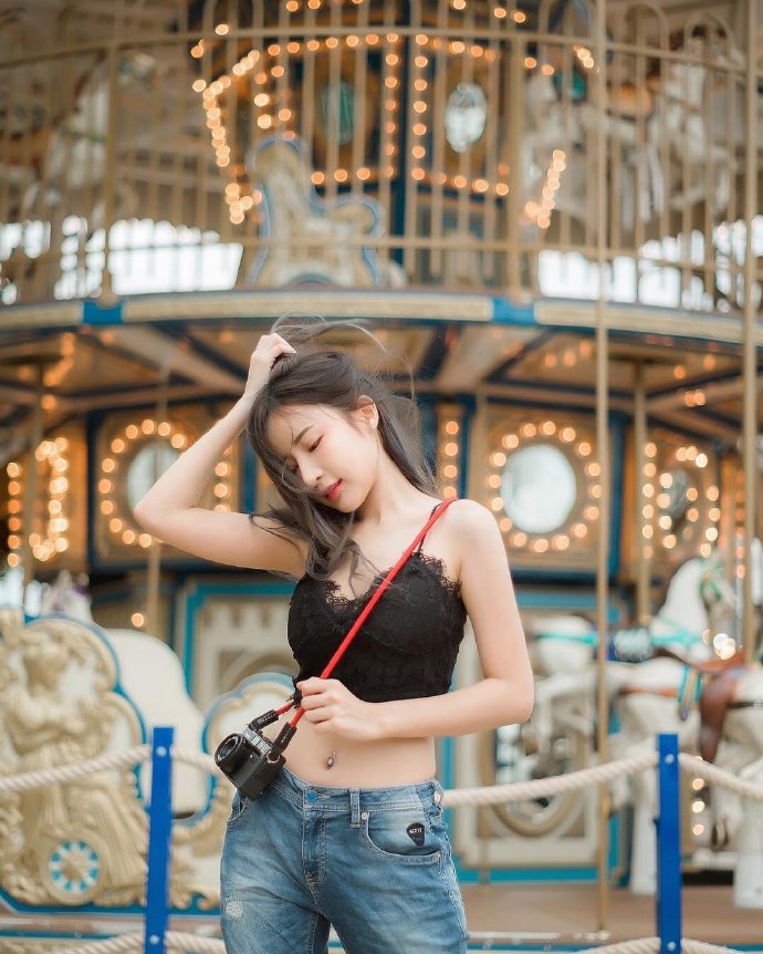 游乐场里的阳光甜美女孩图片