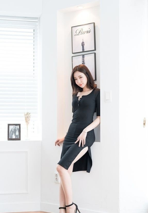 恰到好处的黑色低胸短裙美女图片