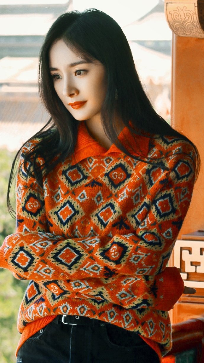 当红女星杨幂故宫复古毛衣搭配黑色牛仔短裤图片