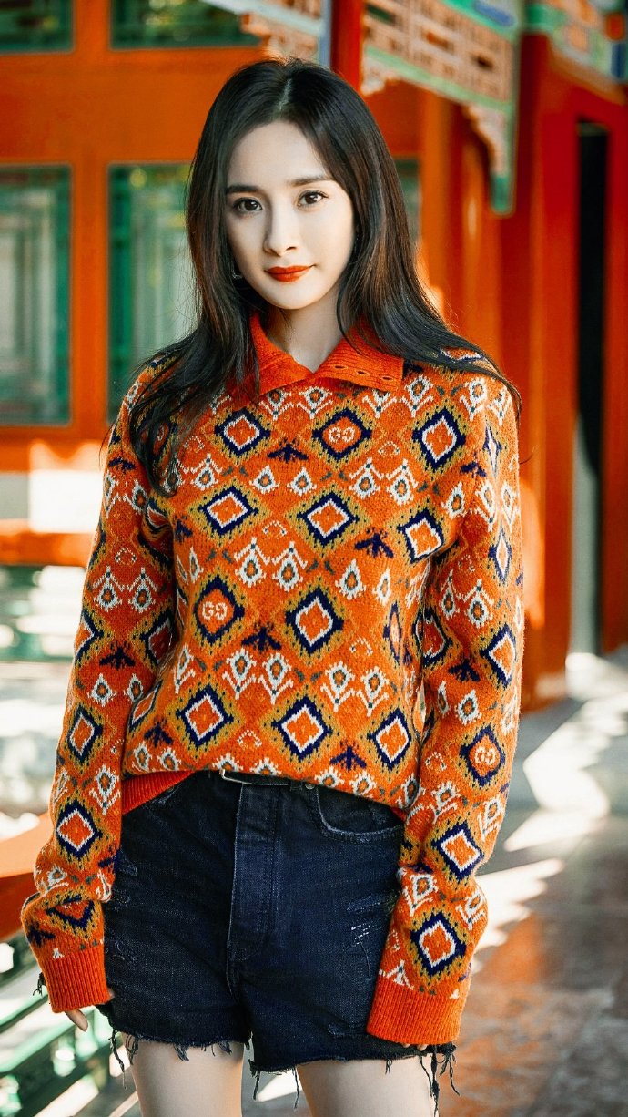 当红女星杨幂故宫复古毛衣搭配黑色牛仔短裤图片