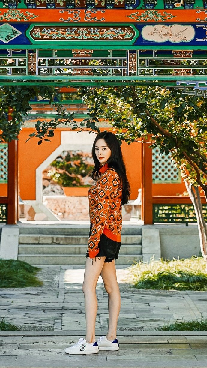 当红女星杨幂故宫复古毛衣搭配黑色牛仔短裤图片