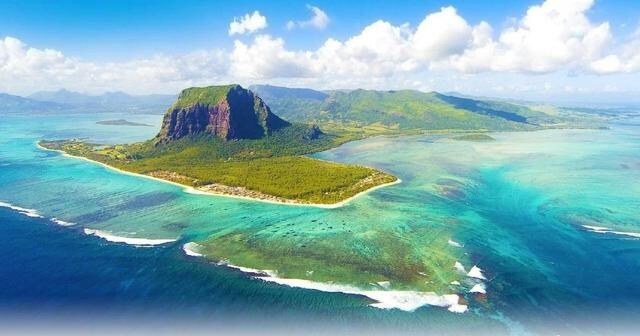 海底瀑布风景图片