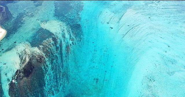 海底瀑布风景图片