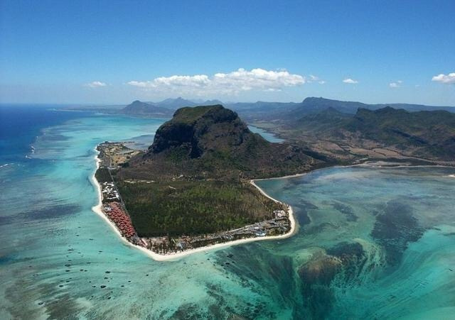 海底瀑布风景图片