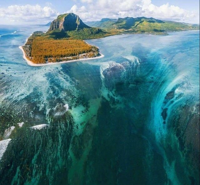 海底瀑布风景图片