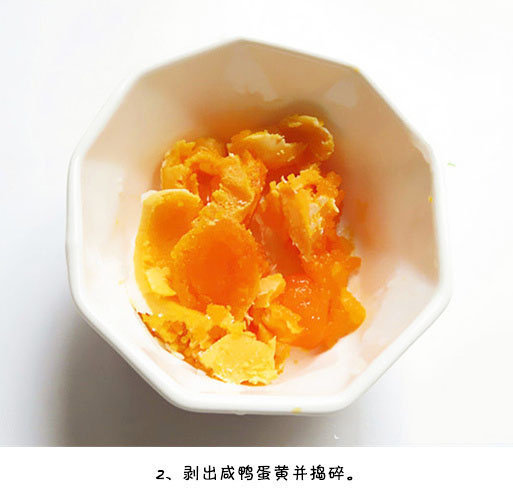 家常菜咸蛋黄虾仁豆腐汤的做法