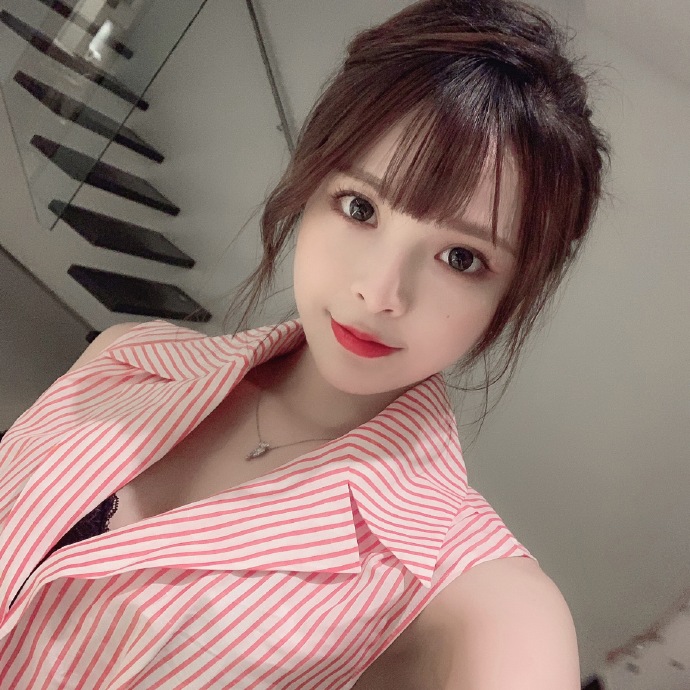 国产美女自拍照高颜值图片