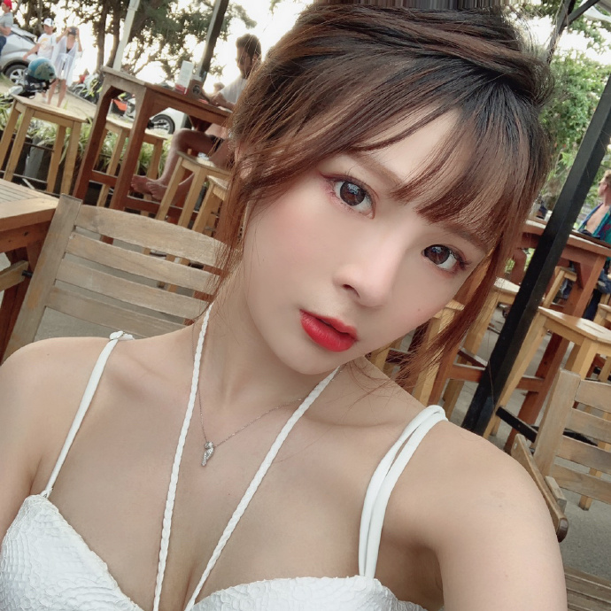 国产美女自拍照高颜值图片