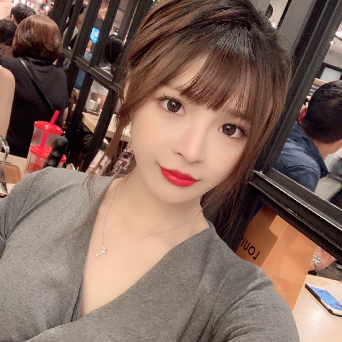 国产美女自拍照高颜值图片