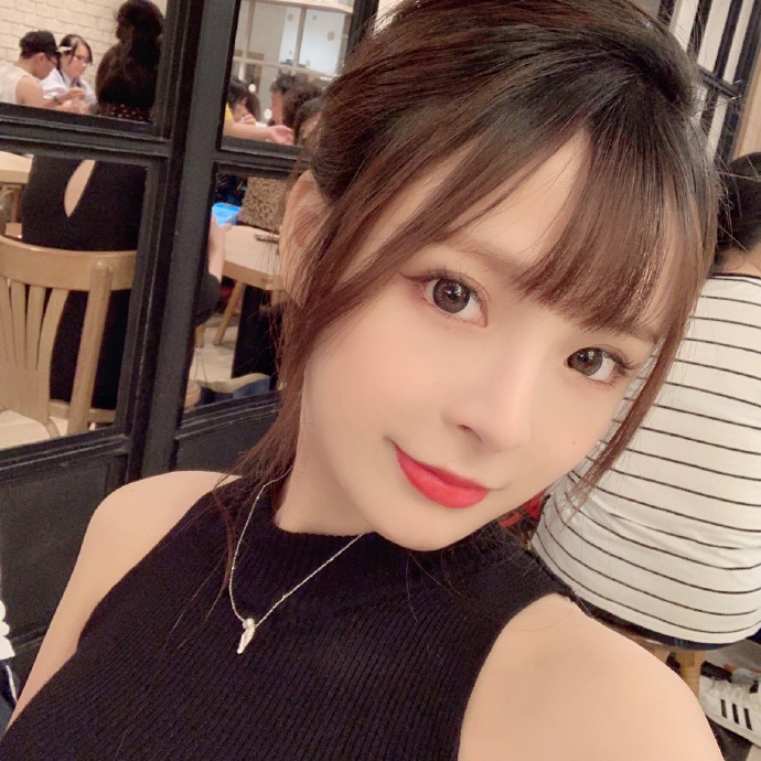 国产美女自拍照高颜值图片