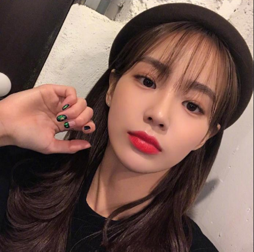 自然发色的中长卷发气质美女自拍照图片