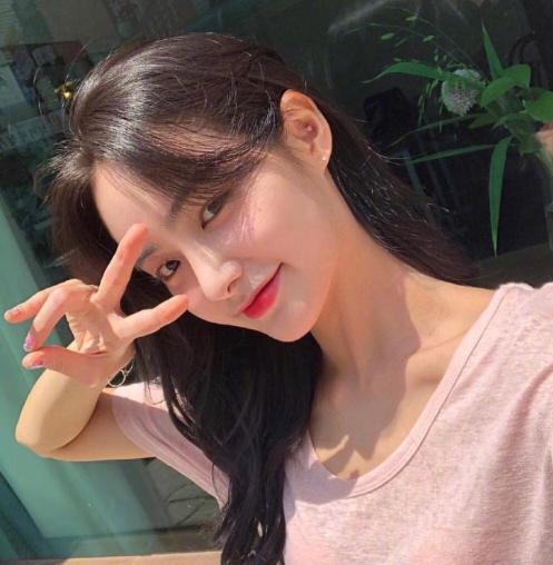 自然发色的中长卷发气质美女自拍照图片