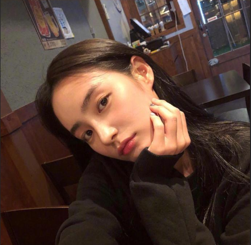 自然发色的中长卷发气质美女自拍照图片