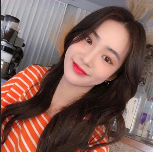 自然发色的中长卷发气质美女自拍照图片