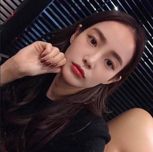 自然发色的中长卷发气质美女自拍照图片