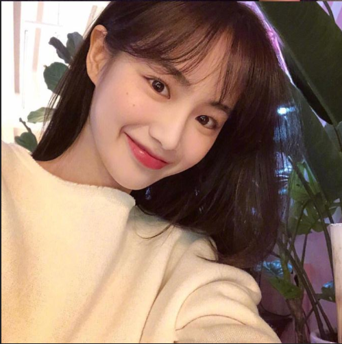 自然发色的中长卷发气质美女自拍照图片