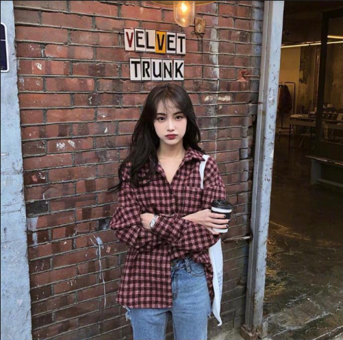 自然发色的中长卷发气质美女自拍照图片