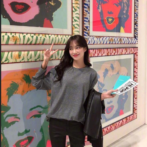 自然发色的中长卷发气质美女自拍照图片