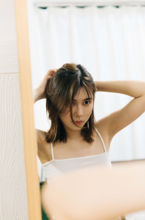 牛奶般白净的清纯美女私房照图片