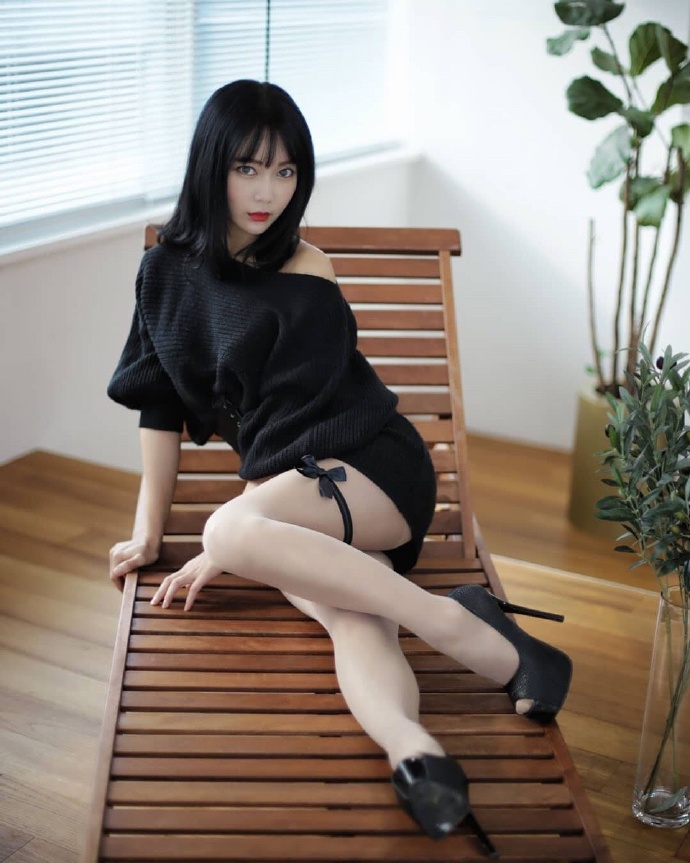 穿高跟鞋超短紧身连衣裙美女好身材图片