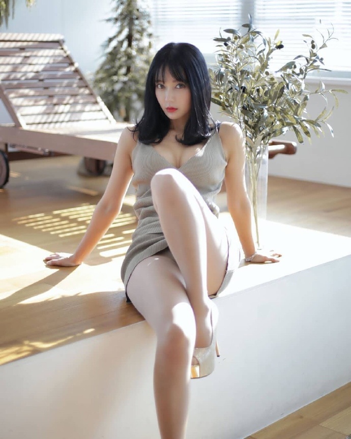 穿高跟鞋超短紧身连衣裙美女好身材图片