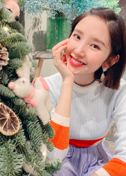 酒窝美女明星唐艺昕图片