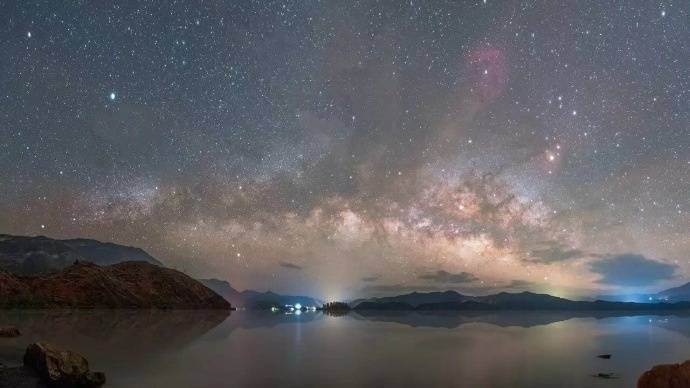 中国夜景泸沽湖的星空​图片