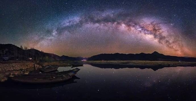 中国夜景泸沽湖的星空​图片