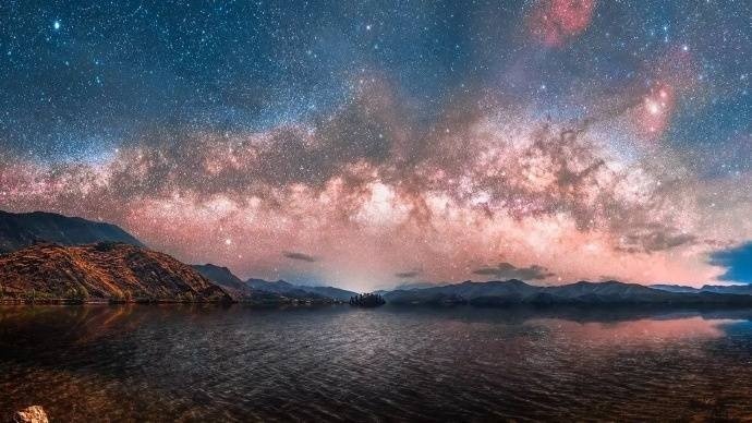 中国夜景泸沽湖的星空​图片