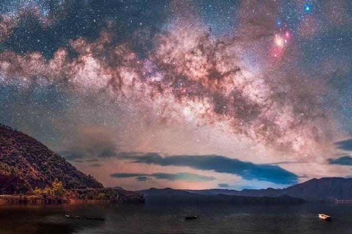 中国夜景泸沽湖的星空​图片