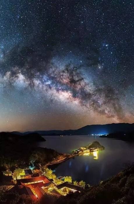 中国夜景泸沽湖的星空​图片