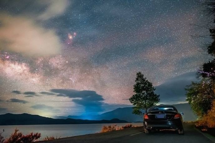 中国夜景泸沽湖的星空​图片