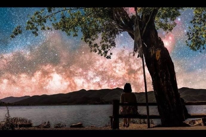 中国夜景泸沽湖的星空​图片