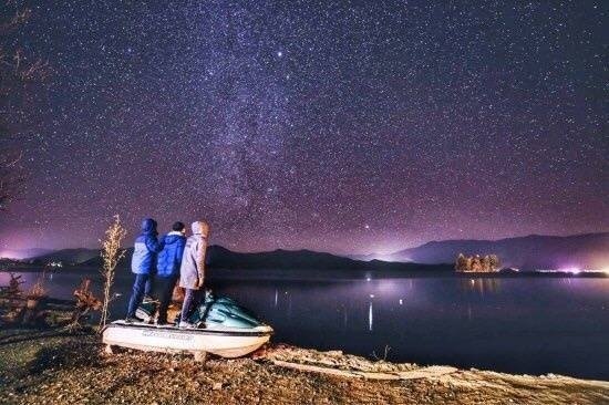 中国夜景泸沽湖的星空​图片