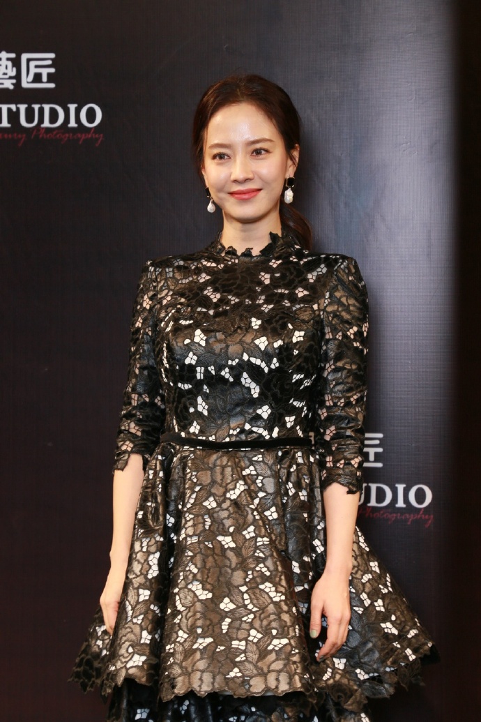 韩国美女图片 女演员宋智孝黑色碎花礼服裙优雅图片