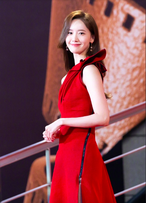 韩国美女明星林允儿红色长裙红毯图片