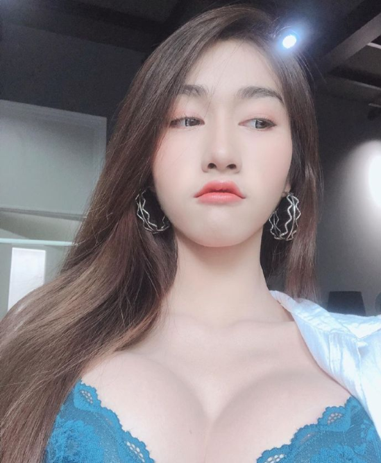 甜美女孩吐舌头半露酥胸美女自拍照图片