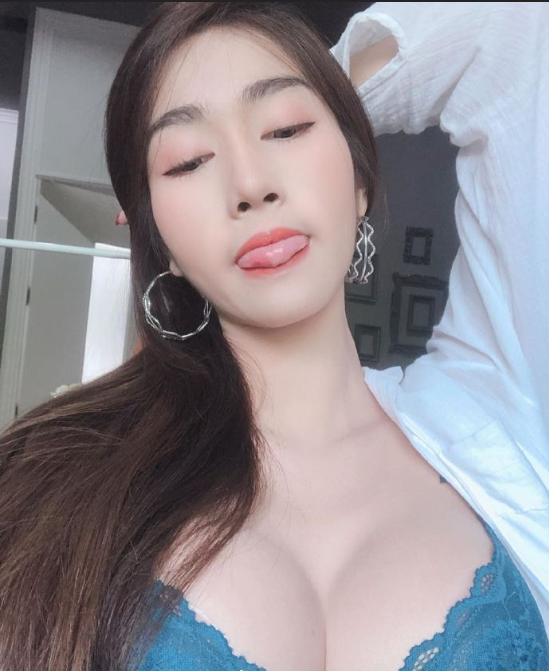 甜美女孩吐舌头半露酥胸美女自拍照图片