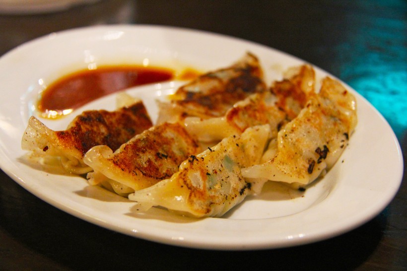 特色传统小吃金黄酥脆的煎饺图片