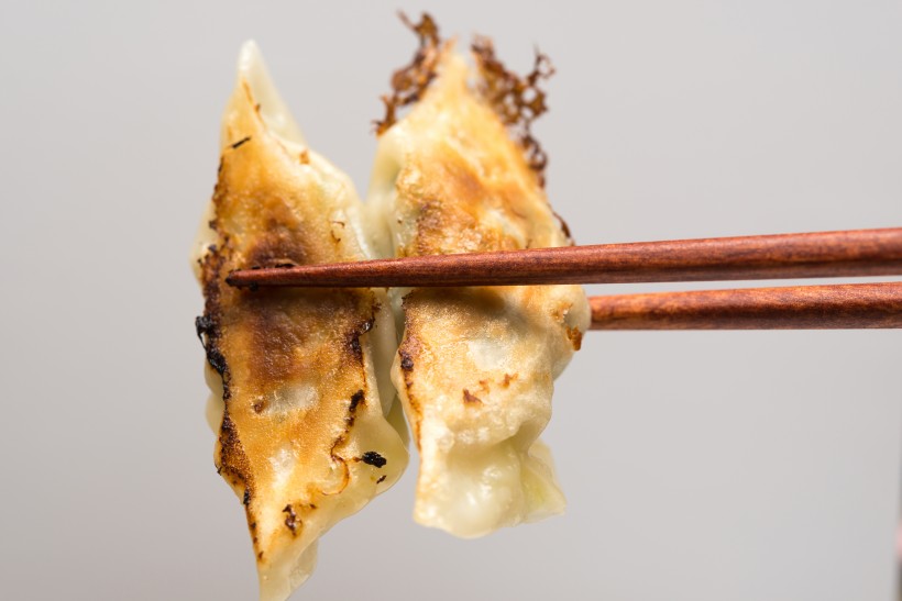 特色传统小吃金黄酥脆的煎饺图片