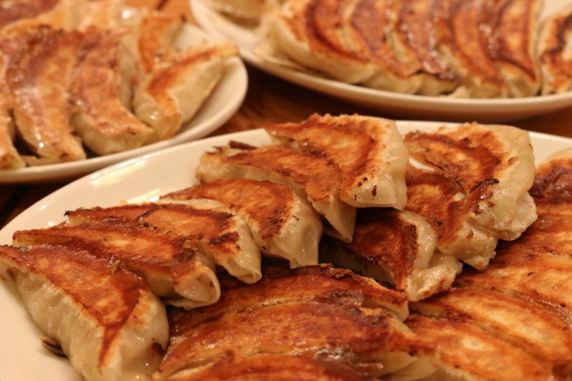 特色传统小吃金黄酥脆的煎饺图片