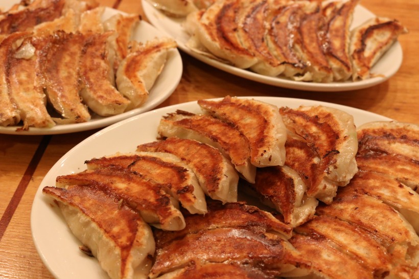 特色传统小吃金黄酥脆的煎饺图片