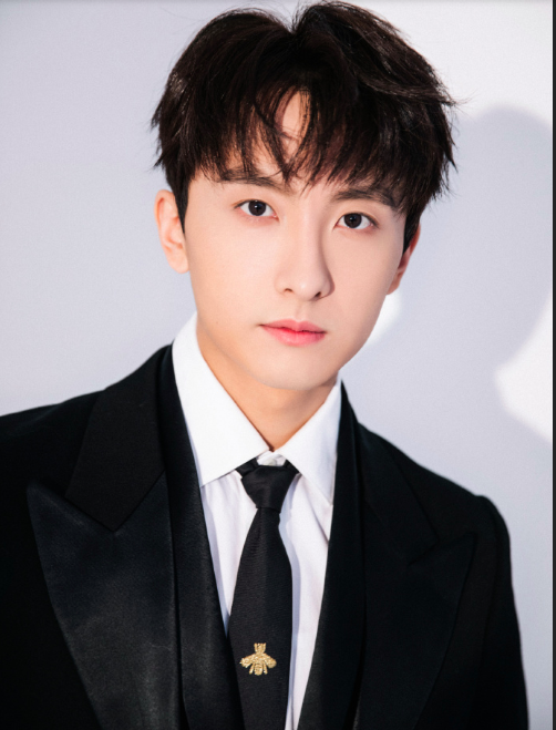 90后小鲜肉男明星牛骏峰西服帅气图片